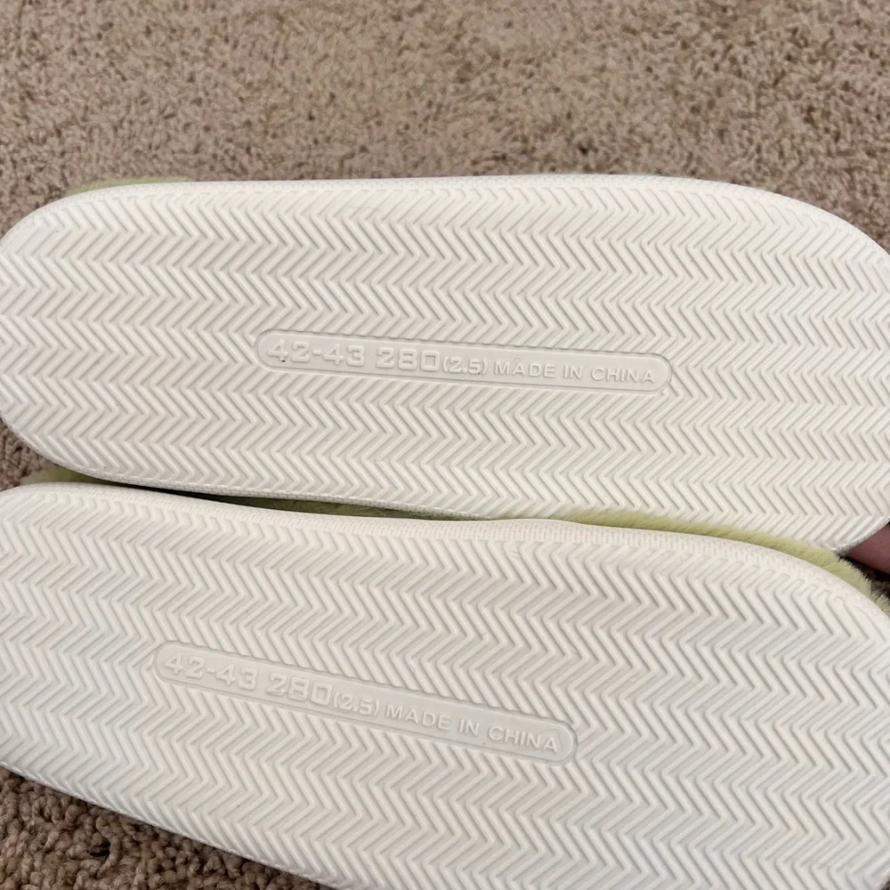 Slippers 💚🎄 - Picture 6 of 7